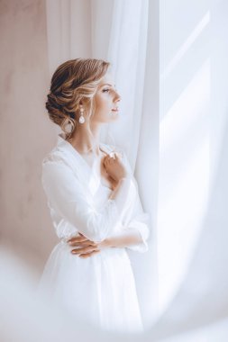 Evde düğün öncesi gecelik güzel genç gelin 