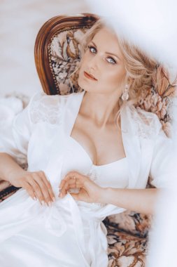 Evde düğün öncesi gecelik güzel genç gelin 