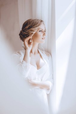 Evde düğün öncesi gecelik güzel genç gelin 