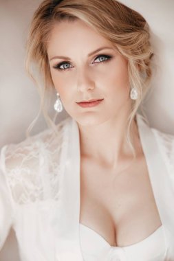 Evde düğün öncesi gecelik güzel genç gelin 