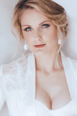 Evde düğün öncesi gecelik güzel genç gelin 