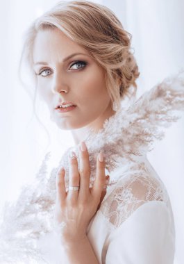 Evde düğün öncesi gecelik güzel genç gelin 