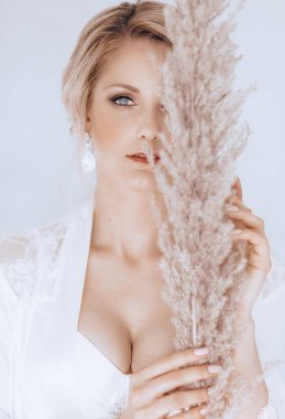 Evde düğün öncesi gecelik güzel genç gelin 