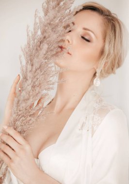 Evde düğün öncesi gecelik güzel genç gelin 