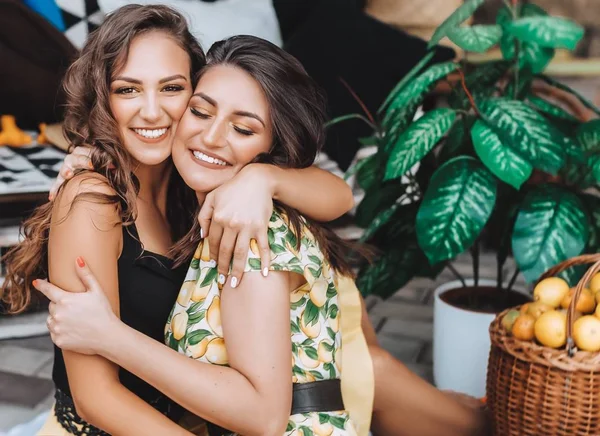 Portret Van Twee Mooie Jonge Vrouwen Een Zomer Arbor — Stockfoto