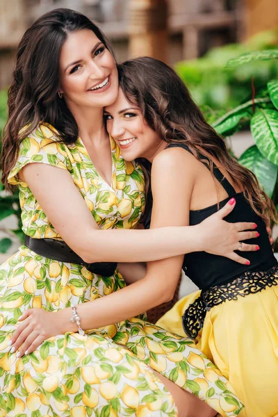 Portrait Deux Belles Jeunes Femmes Dans Une Tonnelle Été — Photo