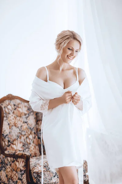 Mooie Jonge Bruid Nachthemd Voor Bruiloft Thuis — Stockfoto
