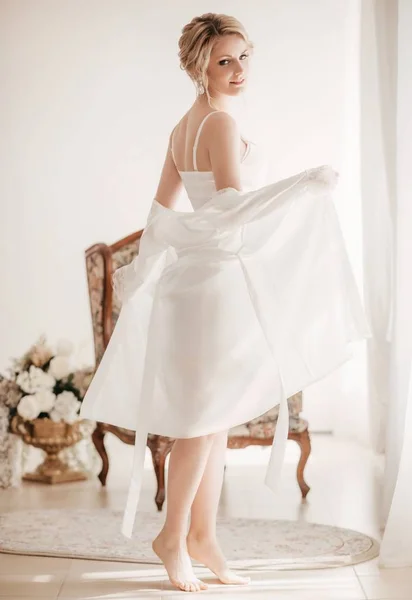 집에서 결혼식 잠옷에 아름다운 — 스톡 사진