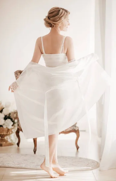 Красивая Молодая Невеста Ночной Рубашке Перед Свадьбой Дома — стоковое фото