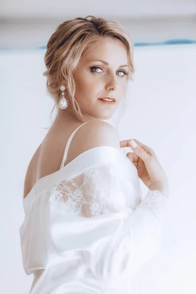 Vacker Ung Brud Nattlinne Innan Bröllop Hemma — Stockfoto