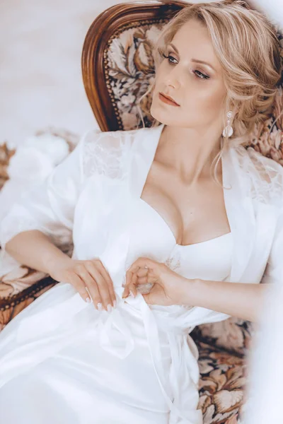 Evde düğün öncesi gecelik güzel genç gelin 