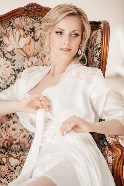 Mooie Jonge Bruid Nachthemd Voor Bruiloft Thuis — Stockfoto