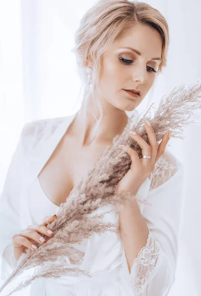 Evde düğün öncesi gecelik güzel genç gelin 