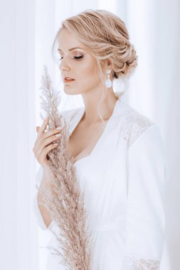 Evde düğün öncesi gecelik güzel genç gelin 