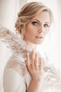 Evde düğün öncesi gecelik güzel genç gelin 