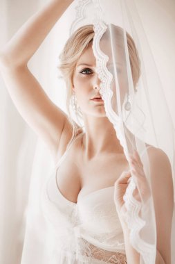 Evde düğün öncesi gecelik güzel genç gelin 