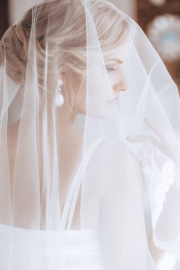 Evde düğün öncesi gecelik güzel genç gelin 