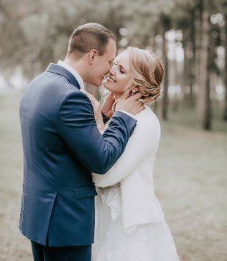 Güzel ve genç gelin ve damat parkta poz