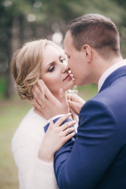 Güzel ve genç gelin ve damat parkta poz