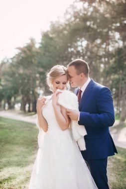 Güzel ve genç gelin ve damat parkta poz