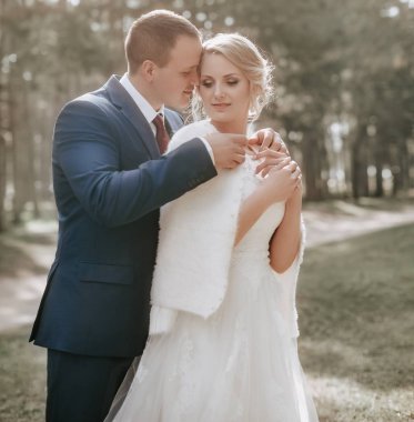 Güzel ve genç gelin ve damat parkta poz