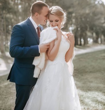 Güzel ve genç gelin ve damat parkta poz