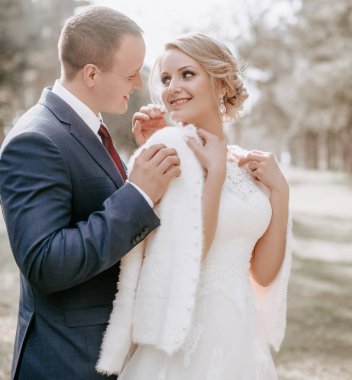 Güzel ve genç gelin ve damat parkta poz