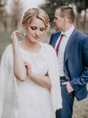 Güzel ve genç gelin ve damat parkta poz