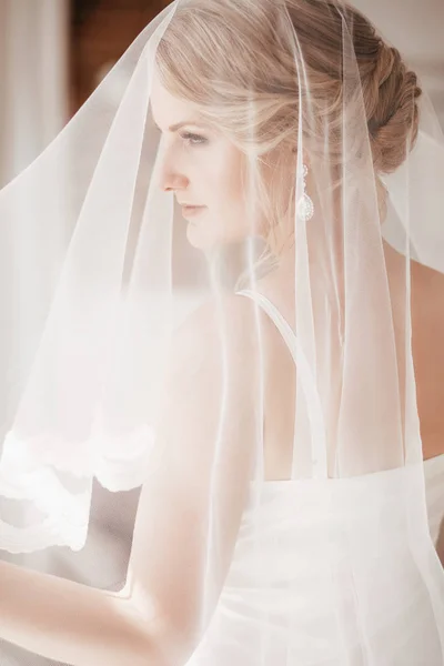 Vacker Ung Brud Nattlinne Innan Bröllop Hemma — Stockfoto