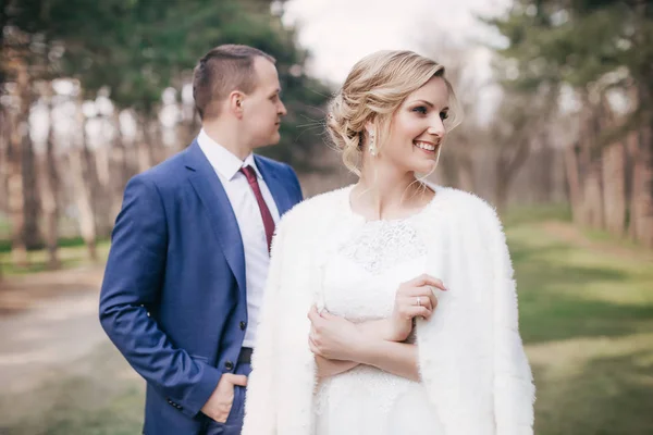 Schöne Junge Braut Und Bräutigam Posiert Park — Stockfoto