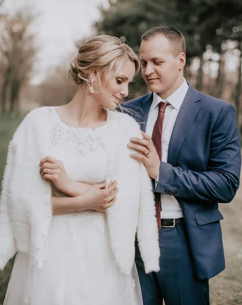 Belle Jeune Mariée Marié Posant Dans Parc — Photo