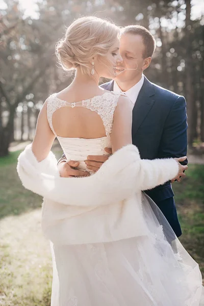 Schöne Junge Braut Und Bräutigam Posiert Park — Stockfoto