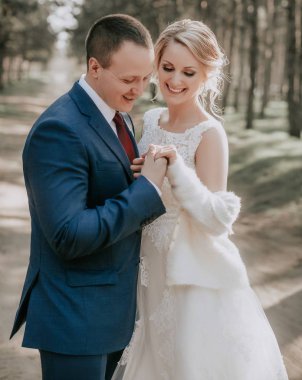 Güzel ve genç gelin ve damat parkta poz