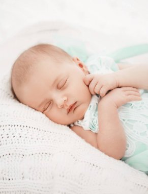 Evde uyuyan sevimli bebek kız  