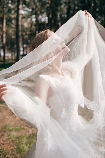 Hermosa Novia Joven Vestido Novia Blanco Posando Parque — Foto de Stock