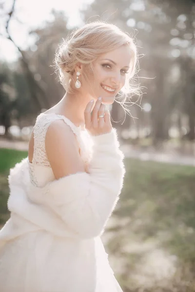 Bella Giovane Sposa Abito Sposa Bianco Posa Nel Parco — Foto Stock