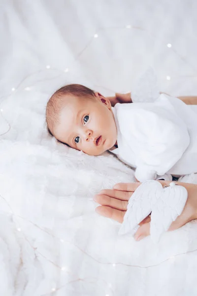 Schattige Baby Meisje Moeder Hand Thuis — Stockfoto