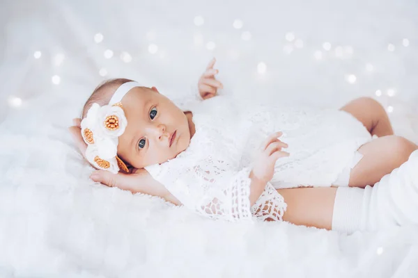 Schattige Baby Meisje Moeder Hand Thuis — Stockfoto