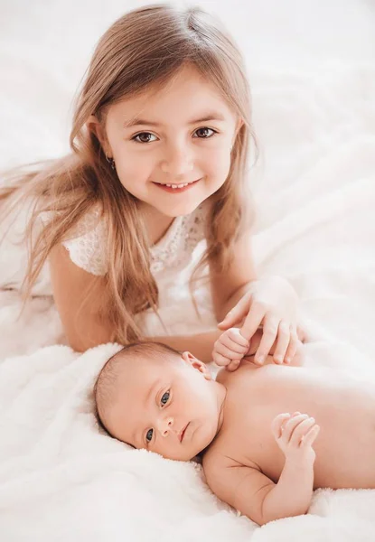 Schattige Baby Meisje Met Zusje Thuis — Stockfoto