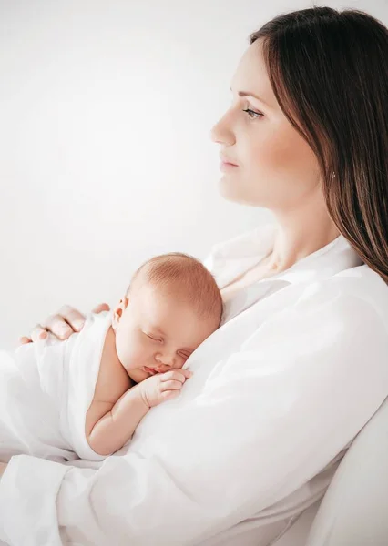 家庭での母親とかわいい赤ちゃん女の子 — ストック写真