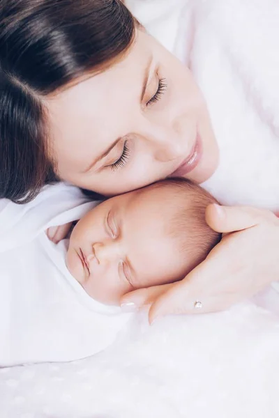 Menina Bonito Com Mãe Casa — Fotografia de Stock