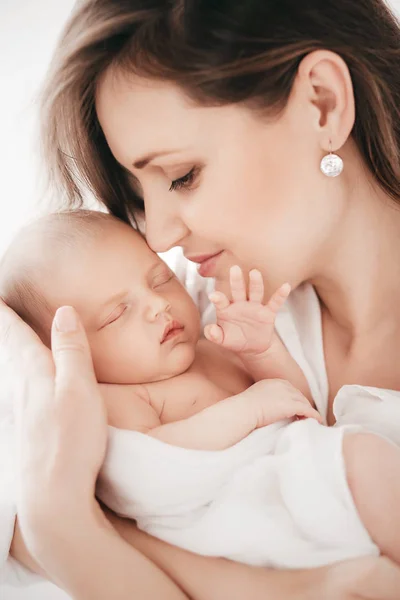 Schattige Babymeisje Met Moeder Thuis — Stockfoto