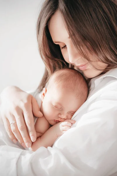 Linda Niña Con Madre Casa — Foto de Stock