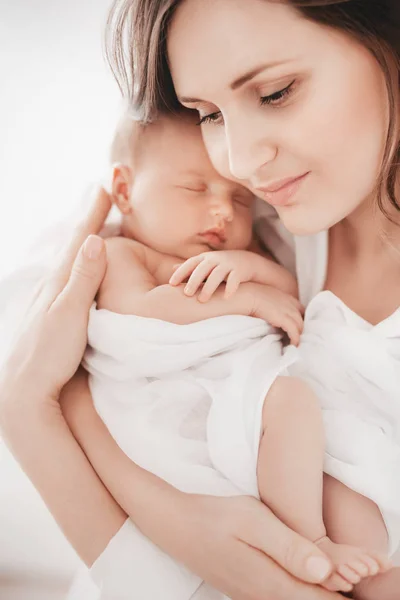 可爱的女婴与母亲在家里 — 图库照片