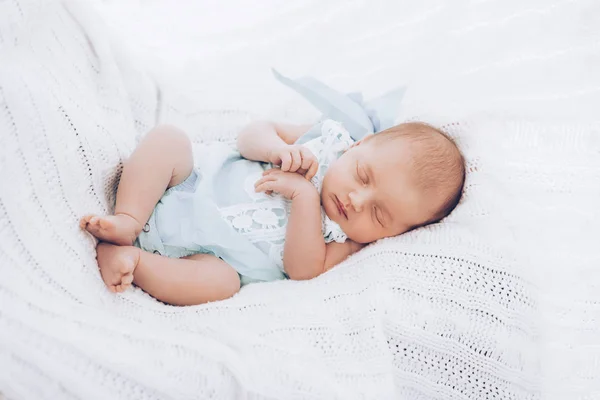 Schattige Babymeisje Thuis Slapen — Stockfoto