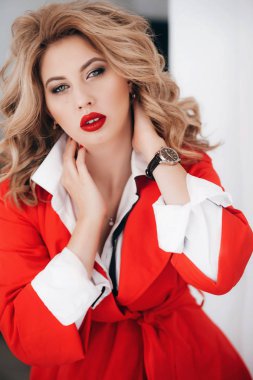 Kırmızı paltolu güzel genç kadın