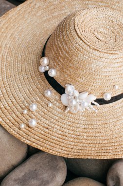 Arka planda güzel Hasır şapka, kapat