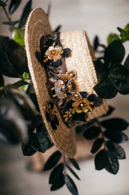 El yapımı mücevherleri olan güzel hasır şapka. 
