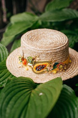 El yapımı mücevherleri olan güzel hasır şapka. 