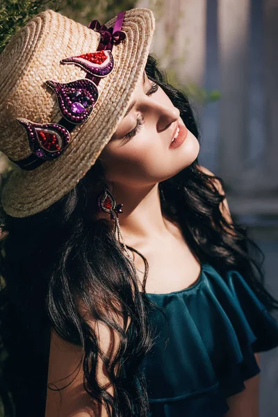 Retrato Uma Bela Jovem Mulher Cabelo Palha — Fotografia de Stock